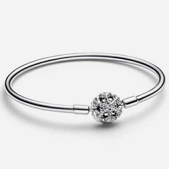 Pandora Moments Sparkling Snowflake Clasp Bangle - Picture 1 of 8